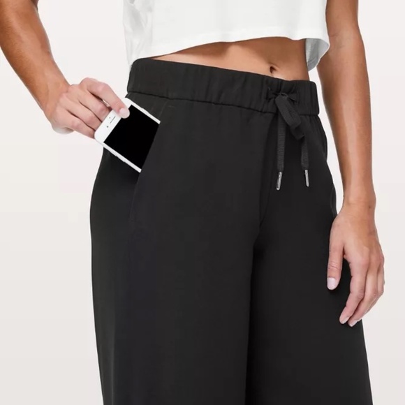Lululemon On the Fly Wide-Leg 7/8 Pant *Woven Black, size 4, like new - Picture 4 of 8